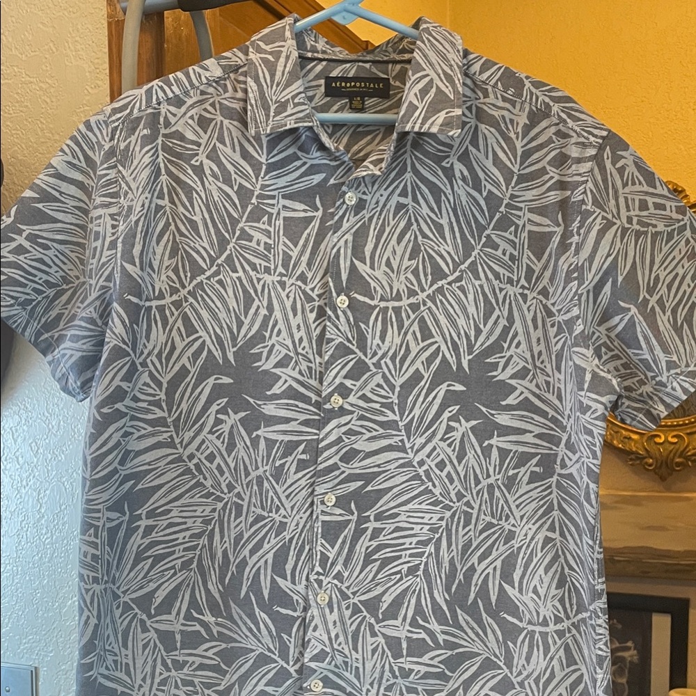 Aeropostale Gray and White Leaf Pattern Shirt